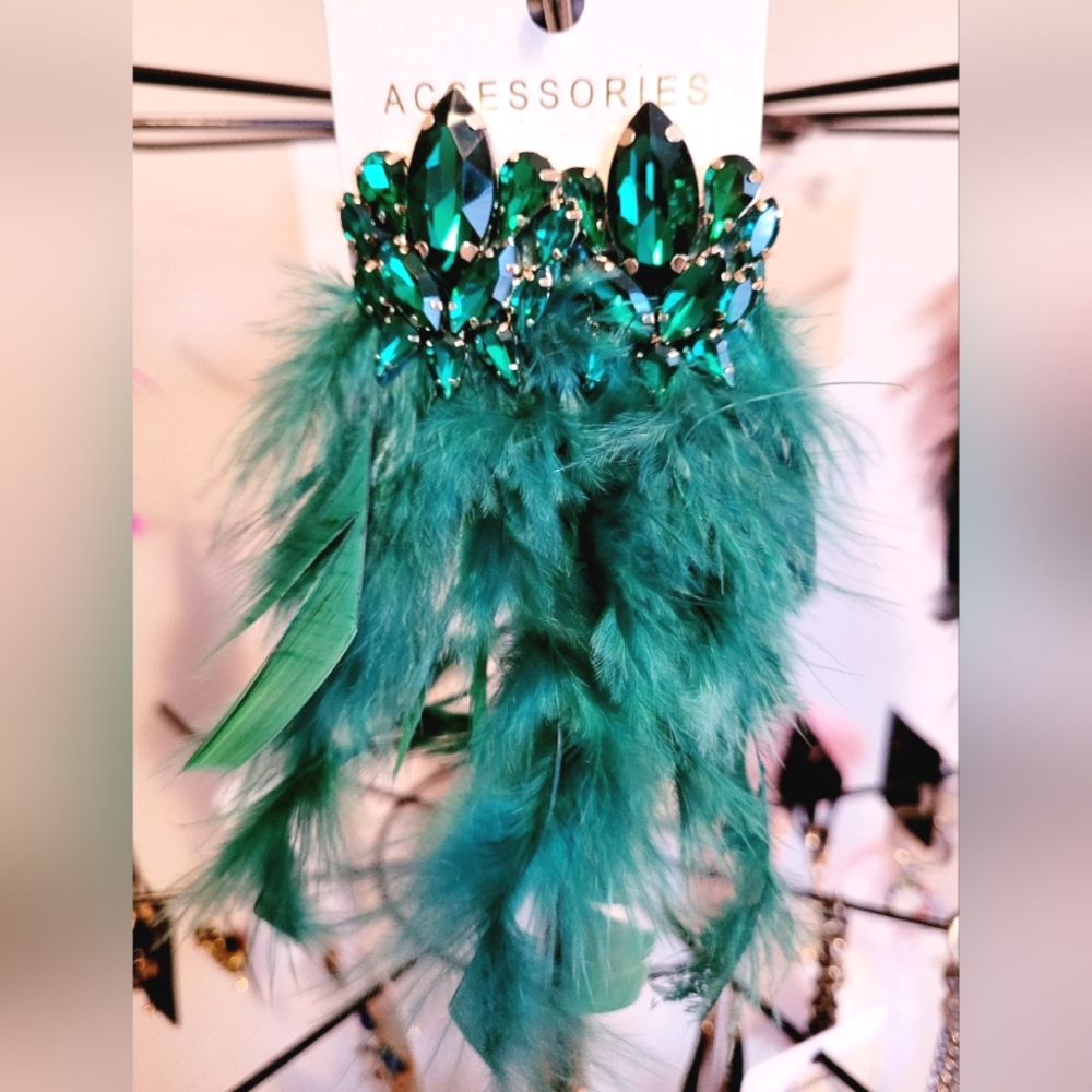 🎀Green Feather Earings With Jewel Embellishments - Picture 2 of 3